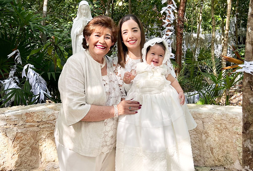 Lucía González, recibe las aguas bautismales