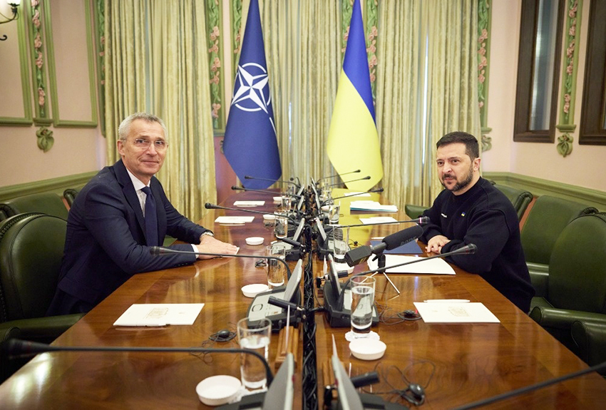 El jefe de la OTAN visitó Kiev, mostró su apoyo a Ucrania