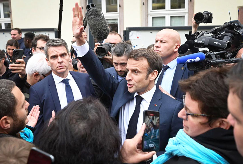 Abuchean a Macron en visita para defender reforma