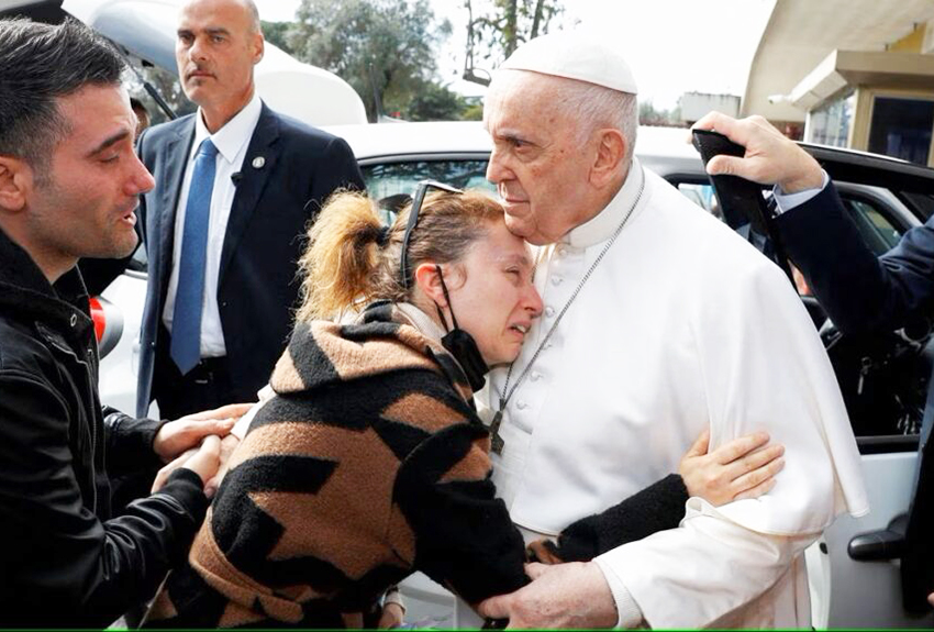 Aún estoy vivo, dice el Papa Francisco al salir de hospital