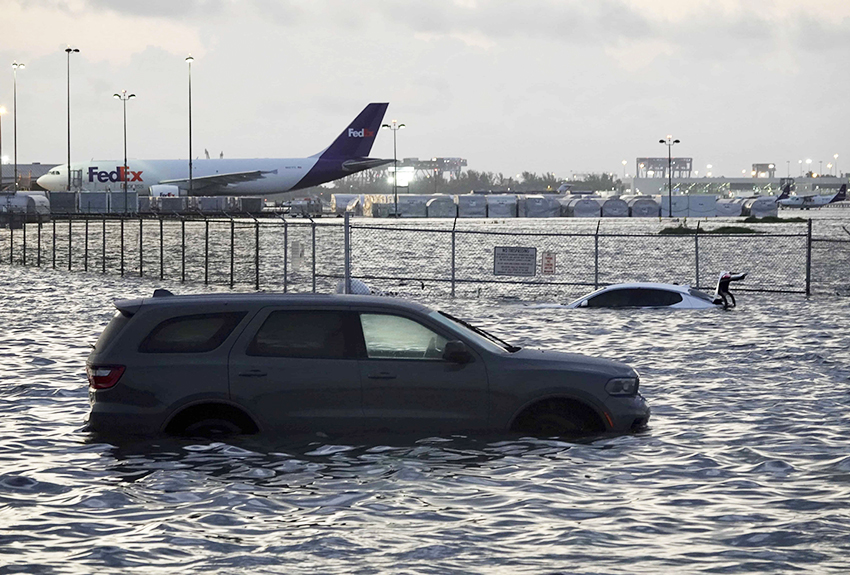 Caos en Florida por lluvias torrenciales, cierran aeropuerto
