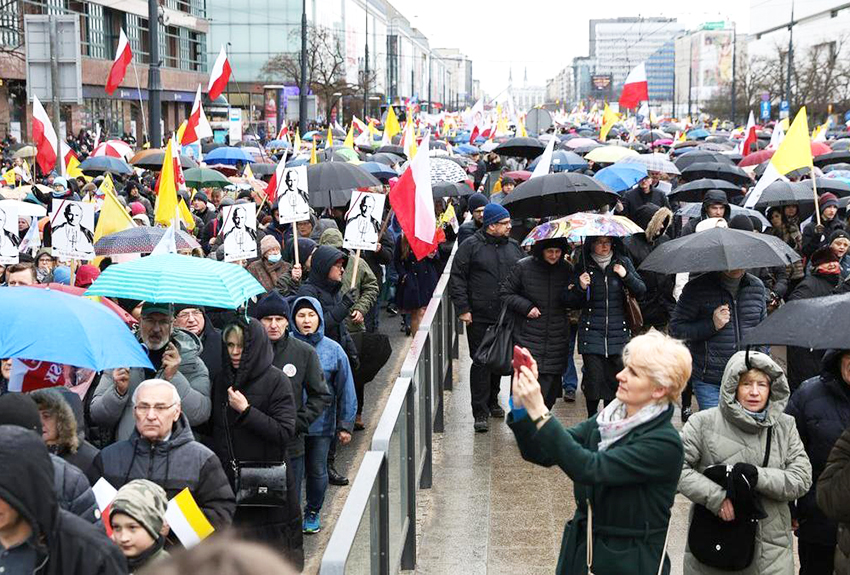 Marchan miles de polacos, defienden legado de Juan Pablo II