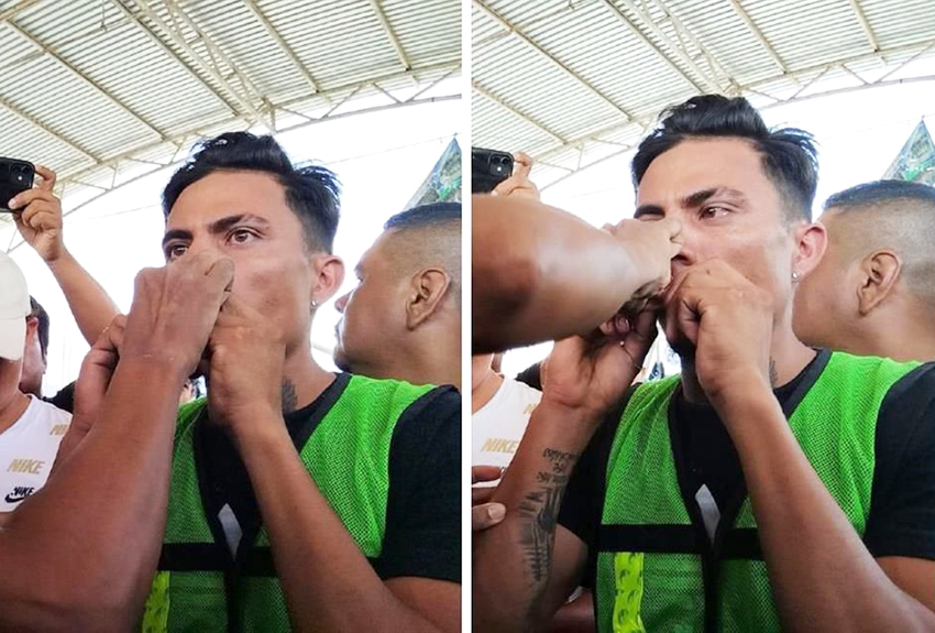 Migrantes se cosen la boca durante protesta en Huixtla, Chiapas