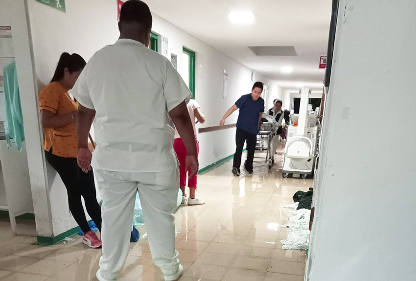 Resguardan a pacientes. Por lluvia, se inunda hospital