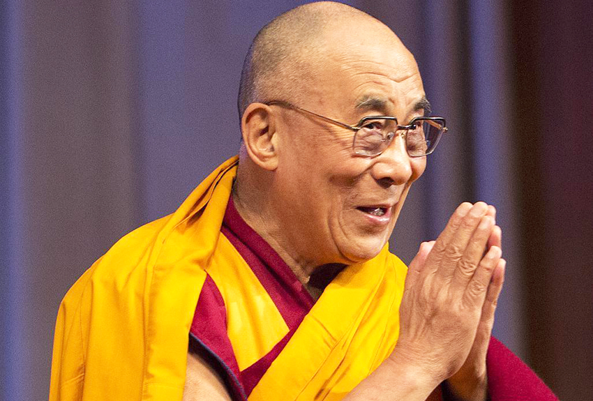 Dalai Lama en nueva polémica, toca inapropiadamente a niña