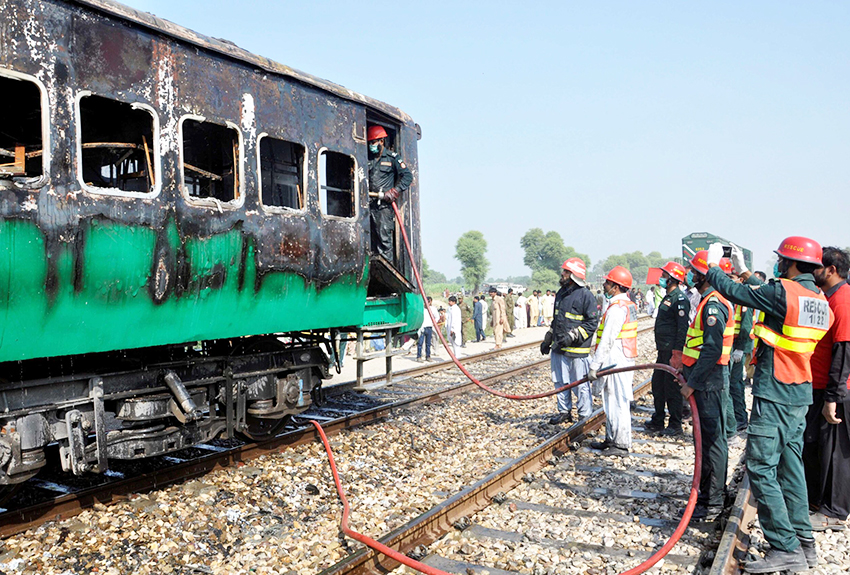 ¡Tragedia! Incendio en tren de Pakistán