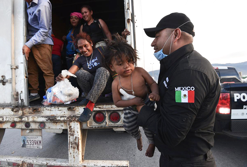 Abandonan a 209 migrantes en caja de tráiler