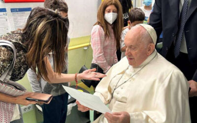 Papa Francisco reaparece tras ser operado; le darán el alta del hospital este viernes