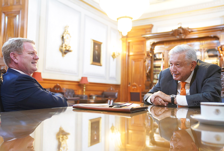 Recibe López Obrador a embajador de Canadá, Graeme C. Clark