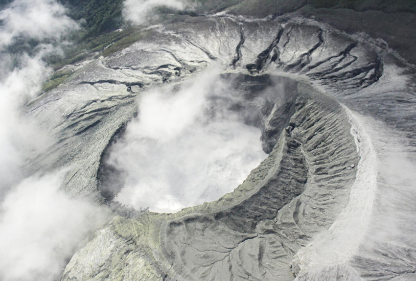 Alerta en Costa Rica por volcán en proceso de erupción