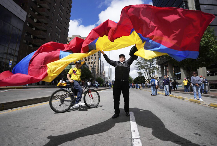 Marchan en Colombia contra reformas impulsadas por Petro