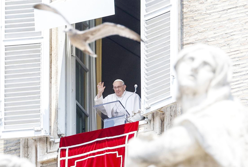 Reaparece ante fieles. Papa Francisco celebra el Ángelus