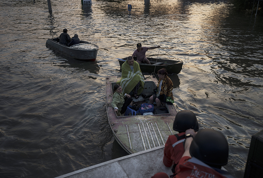 Ucrania lidia con inundaciones después de la destrucción de presa