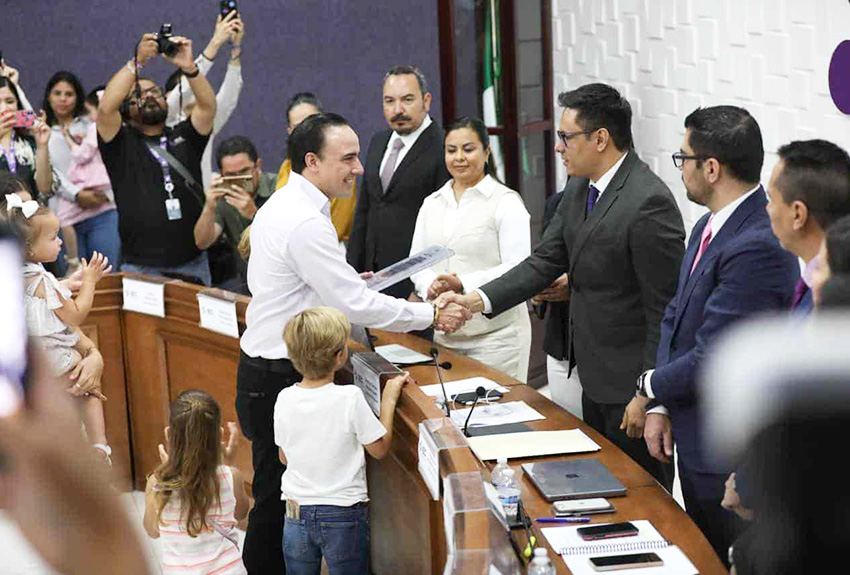 Recibe Manolo Jiménez constancia de mayoría como gobernador de Coahuila