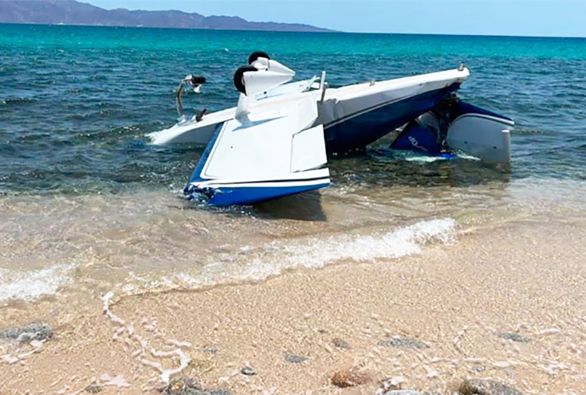 Se desploma avioneta en playas de La Paz