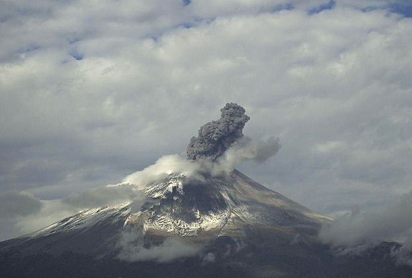 Volcán Popocatépetl lanza 83 exhalaciones