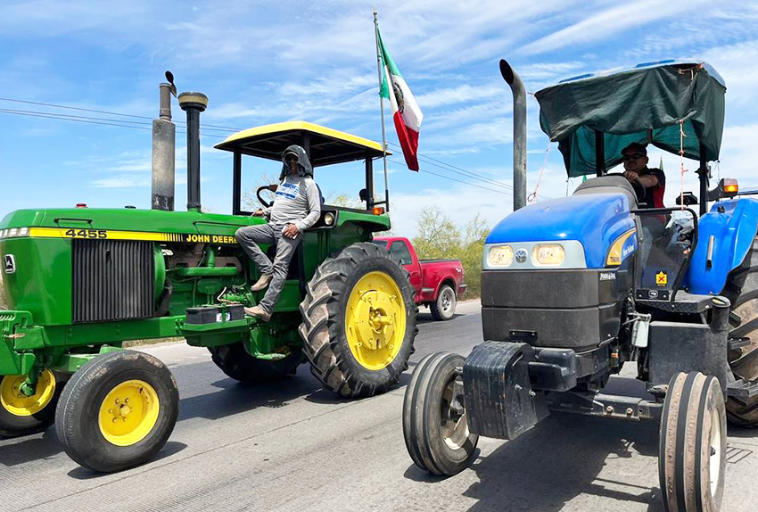 Protestan productores de trigo con cientos de tractors