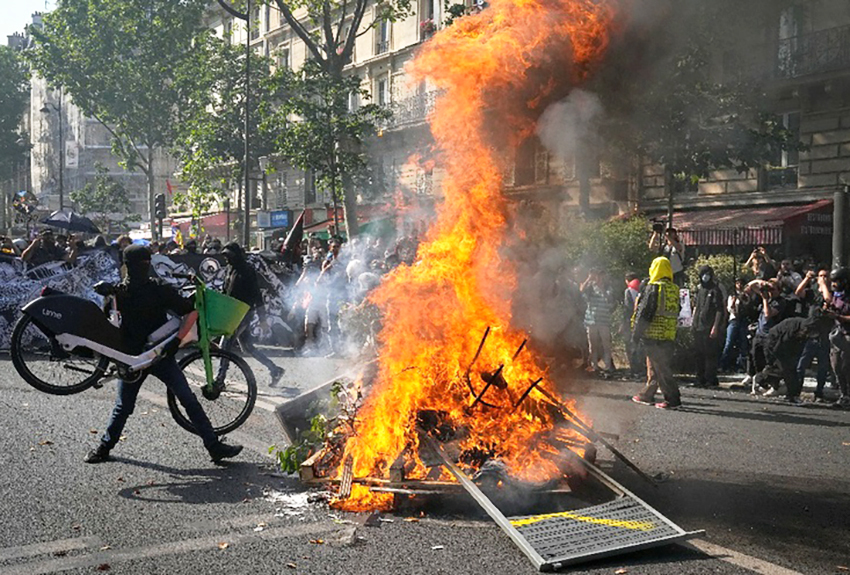 Vuelven protestas a las calles de Francia