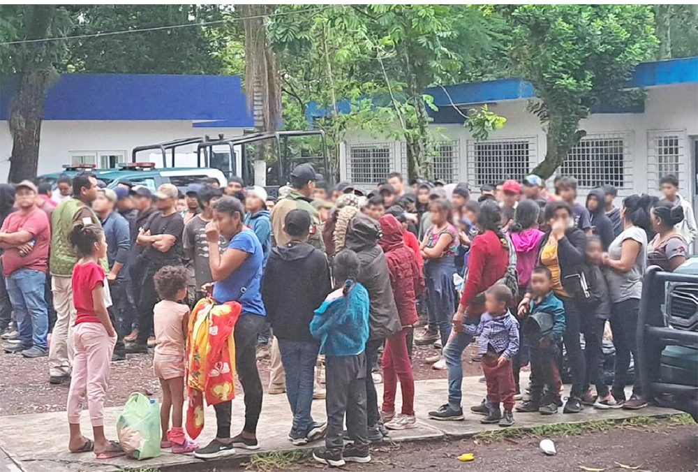 Intercepta a 130 migrantes hacinados dentro de torton