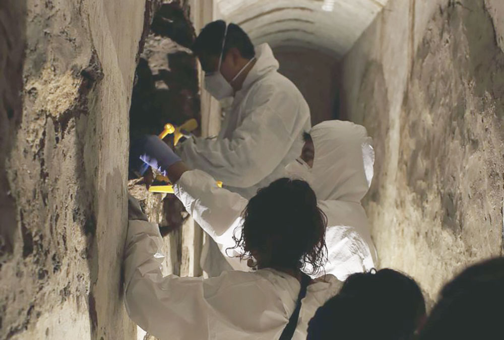Exploran restos óseos de cripta histórica en Hueypoxtla