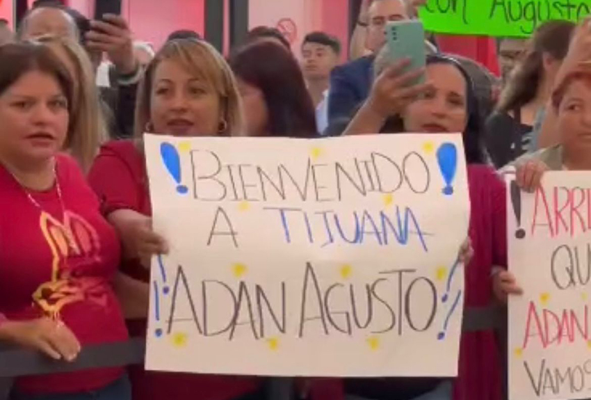 Ovacionan a Adán Augusto a su llegada a Tijuana