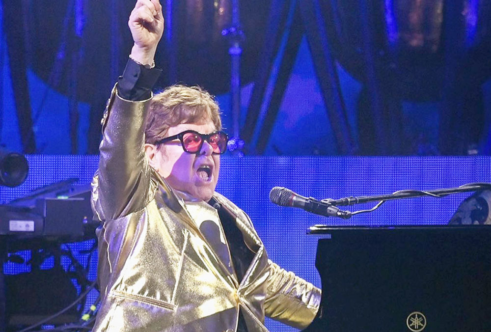 ¡Emotivo! Elton John se despide en Glastonbury