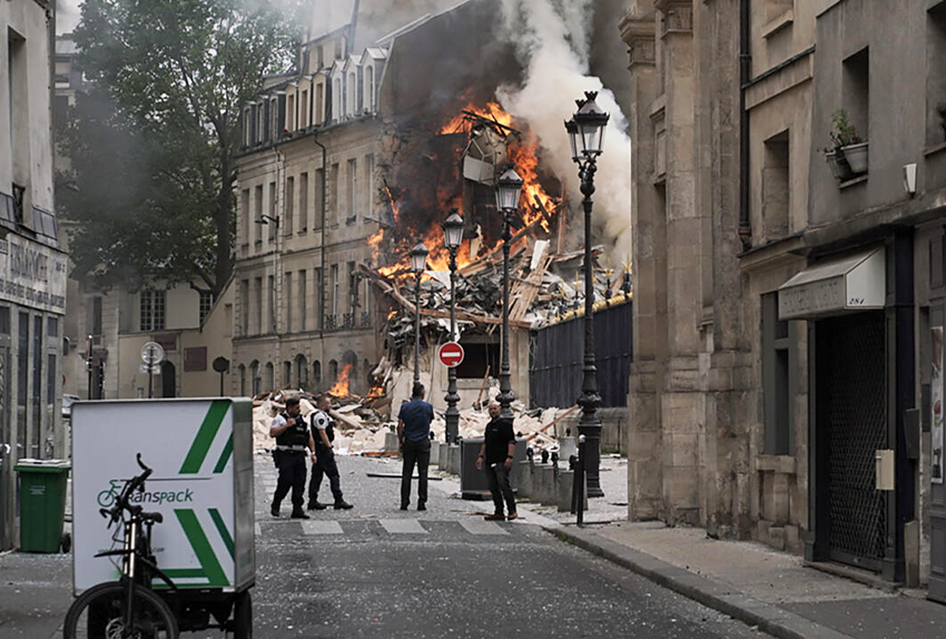 Arde edificio en París, decenas de heridos en explosión