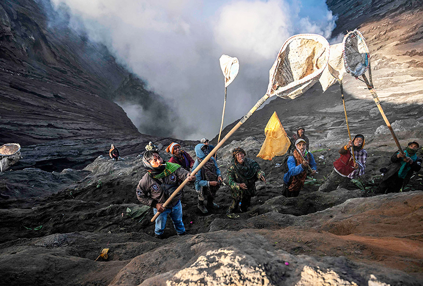 Miles suben a cima de volcán activo en ritual hinduista