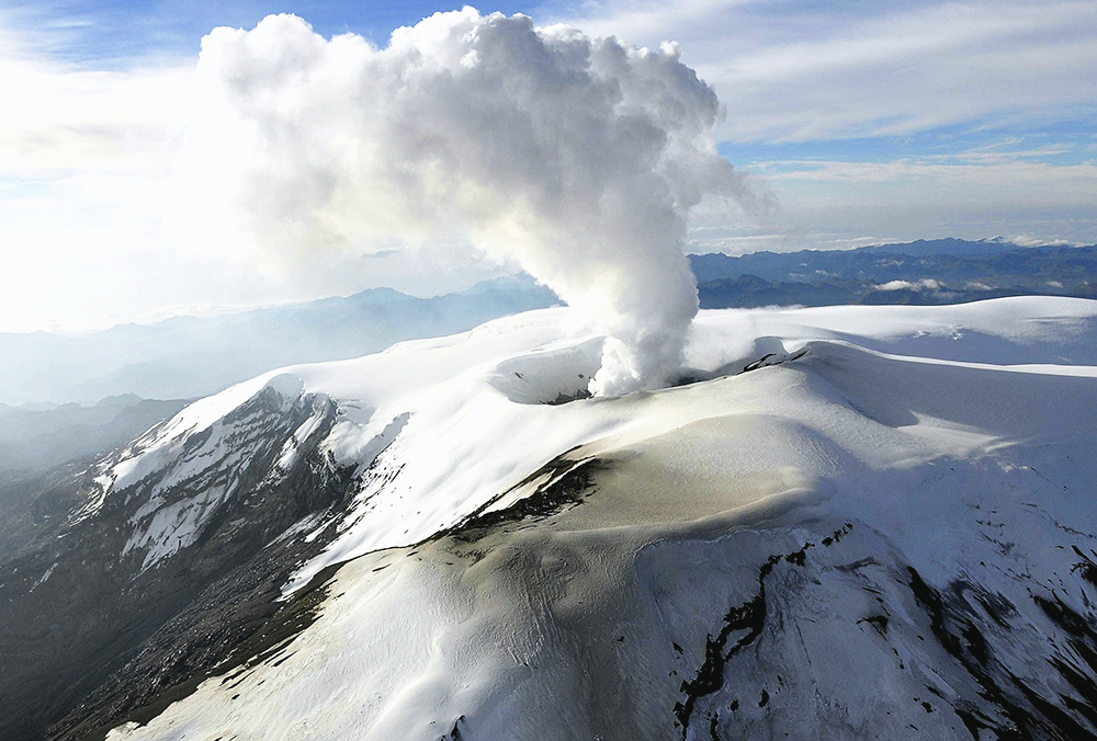 Volcán baja su actividad. Colombia descarta erupción