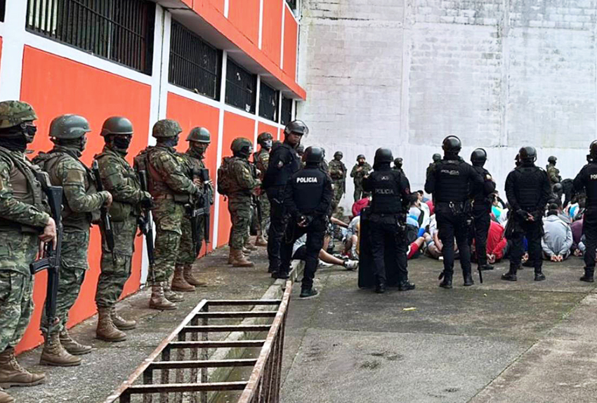 Catean prisión en Ecuador. Hallan armas y dinero