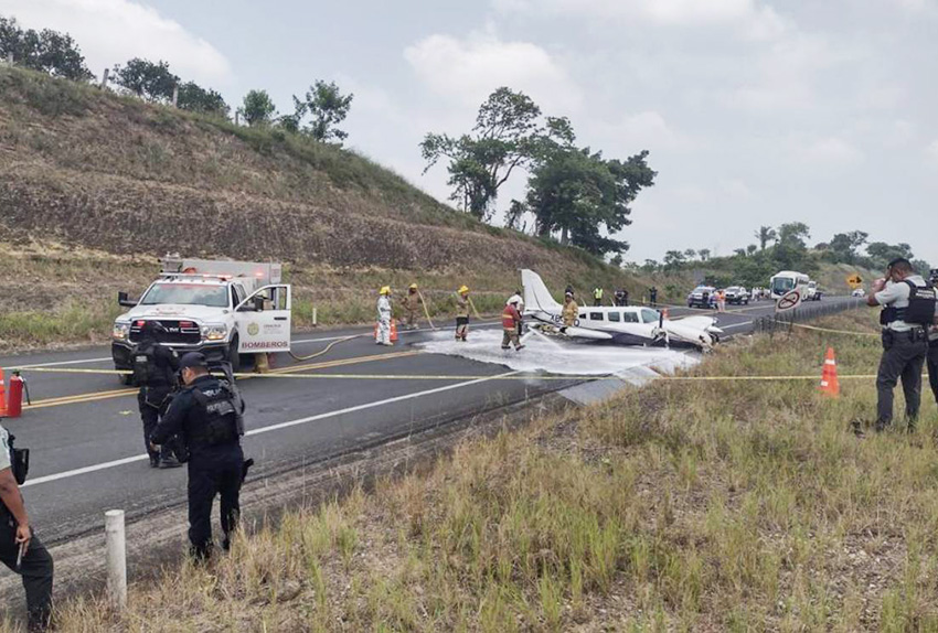 Aterrizaje de emergencia en autopista de Veracruz