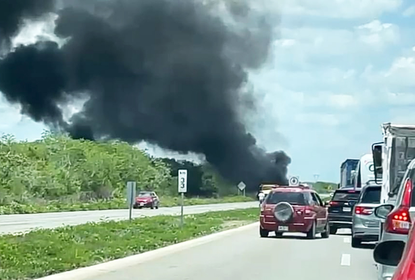 Chocan dos tráileres y se incendian en la Mérida-Cancún