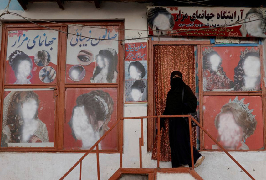Talibanes ordenan cerrar todos los salones de belleza en Afganistán