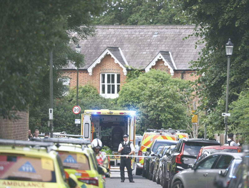 Accidente automovilístico en escuela de Londres deja un niña muerta y 8 heridos