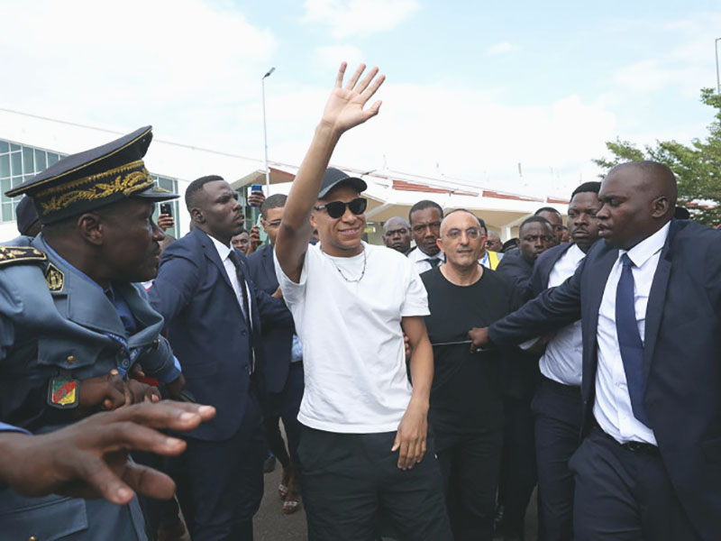 Ovacionan a Mbappé en su primera visita a Camerún