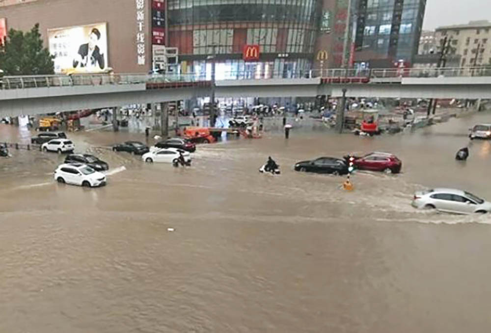 Inundaciones en China desplazan a más de 10 mil personas