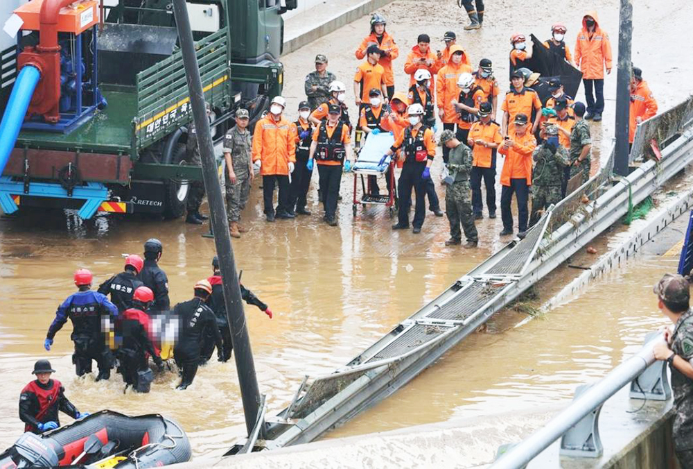 Túnel se inunda por lluvias en Corea del Sur
