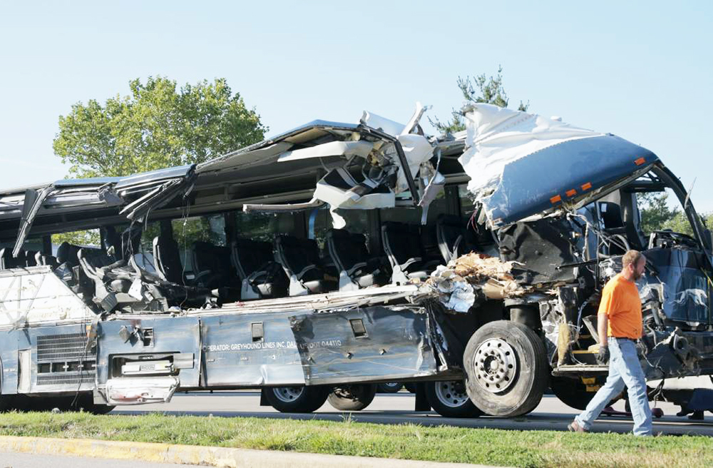 Choca autobús con trailer, tres personas mueren en Illinois