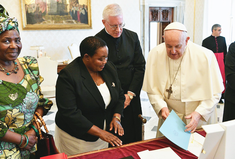Papa Francisco recibe en audiencia a primera ministra de Uganda