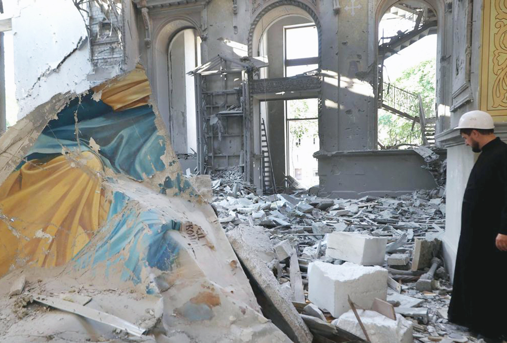 Zelenski visita catedral de Odesa dañada por bombardeo ruso