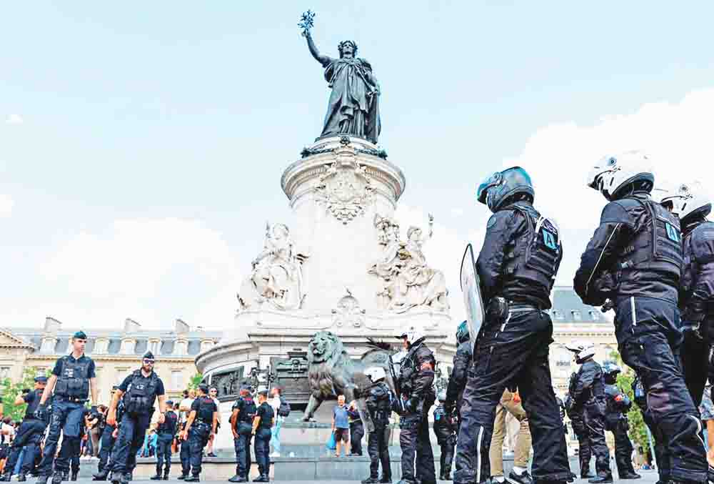 Condenan brutalidad policial, desafían prohibición a protestar en París