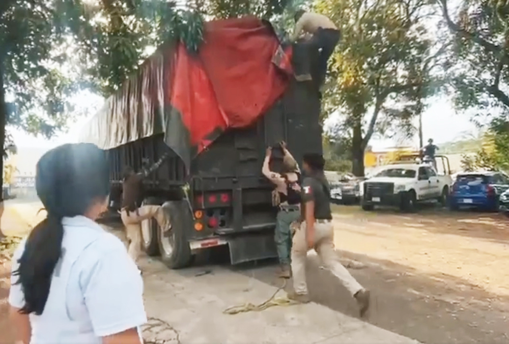 Aseguran a 300 migrantes hacinados en camiones en Veracruz: INM