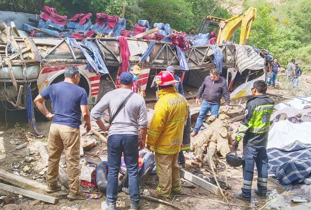 Fatal accidente. Autobús cae a barranco en Oaxaca