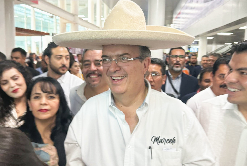 Marcelo Ebrard en Guadalajara. Simpatizantes lo reciben con mariachi