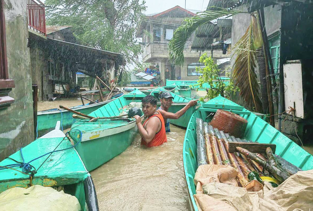 Tifón azota Filipinas. Desplaza a miles de personas