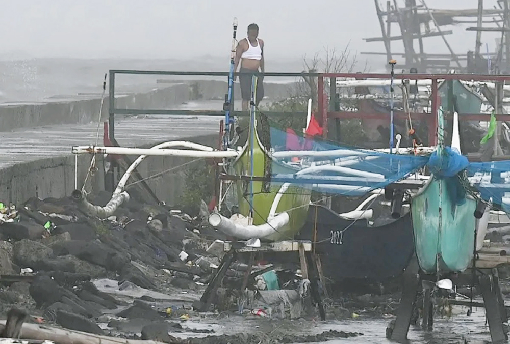 Naufraga barco en Filipinas por los fuertes vientos