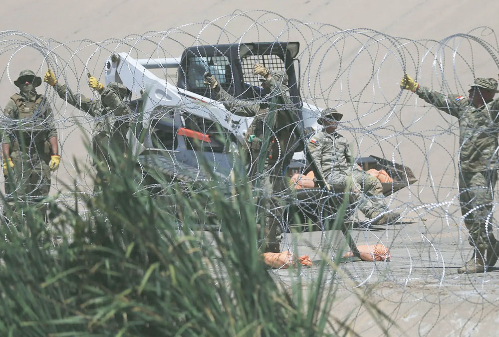Refuerzan barricada de alambre en frontera de Texas