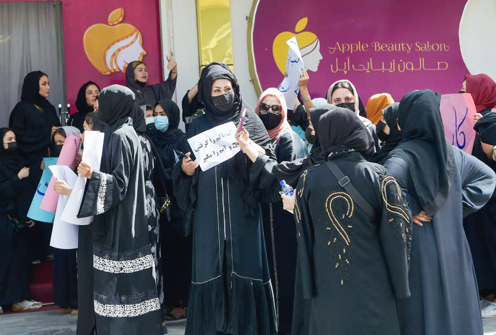 Protestan mujeres afganas, son atacadas por la policía