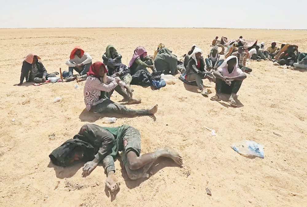 Rescatan a migrantes en zona desértica en Libia