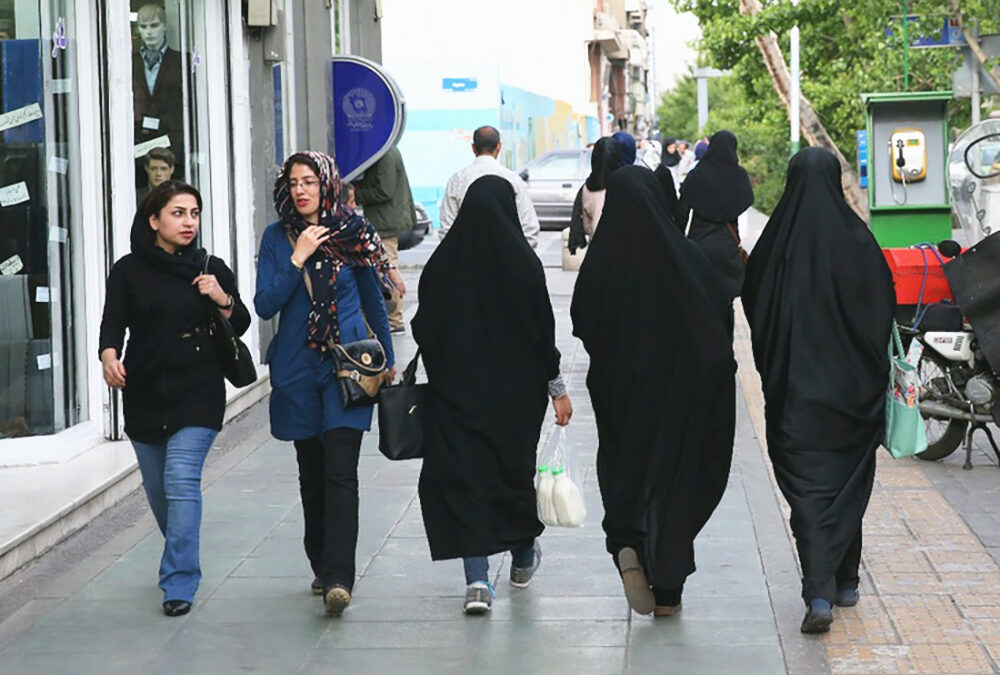 Más represión vs las mujeres en Irán, sancionarán a las que no lleven velo